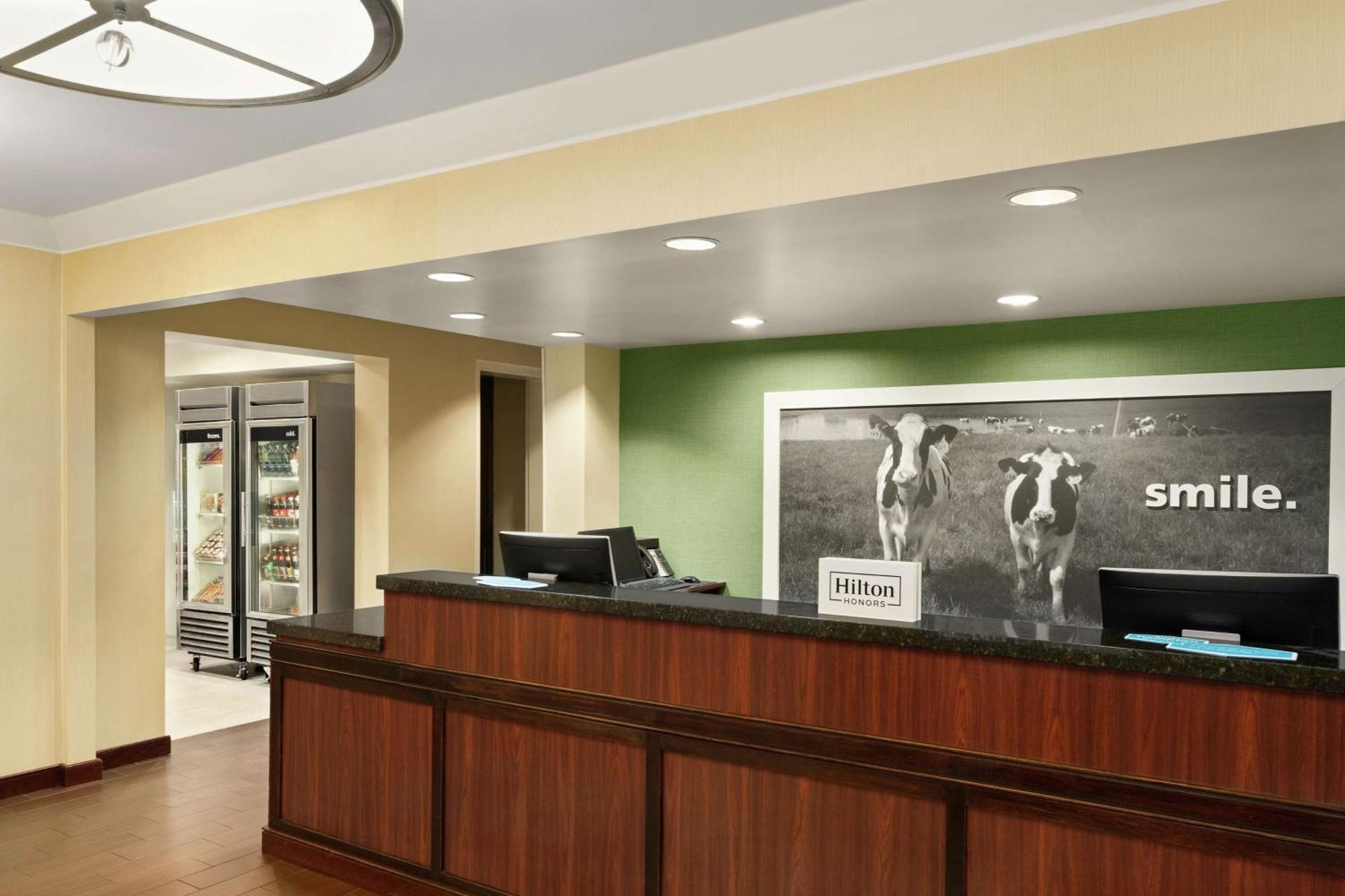 Hampton Inn Portland Airport Екстериор снимка